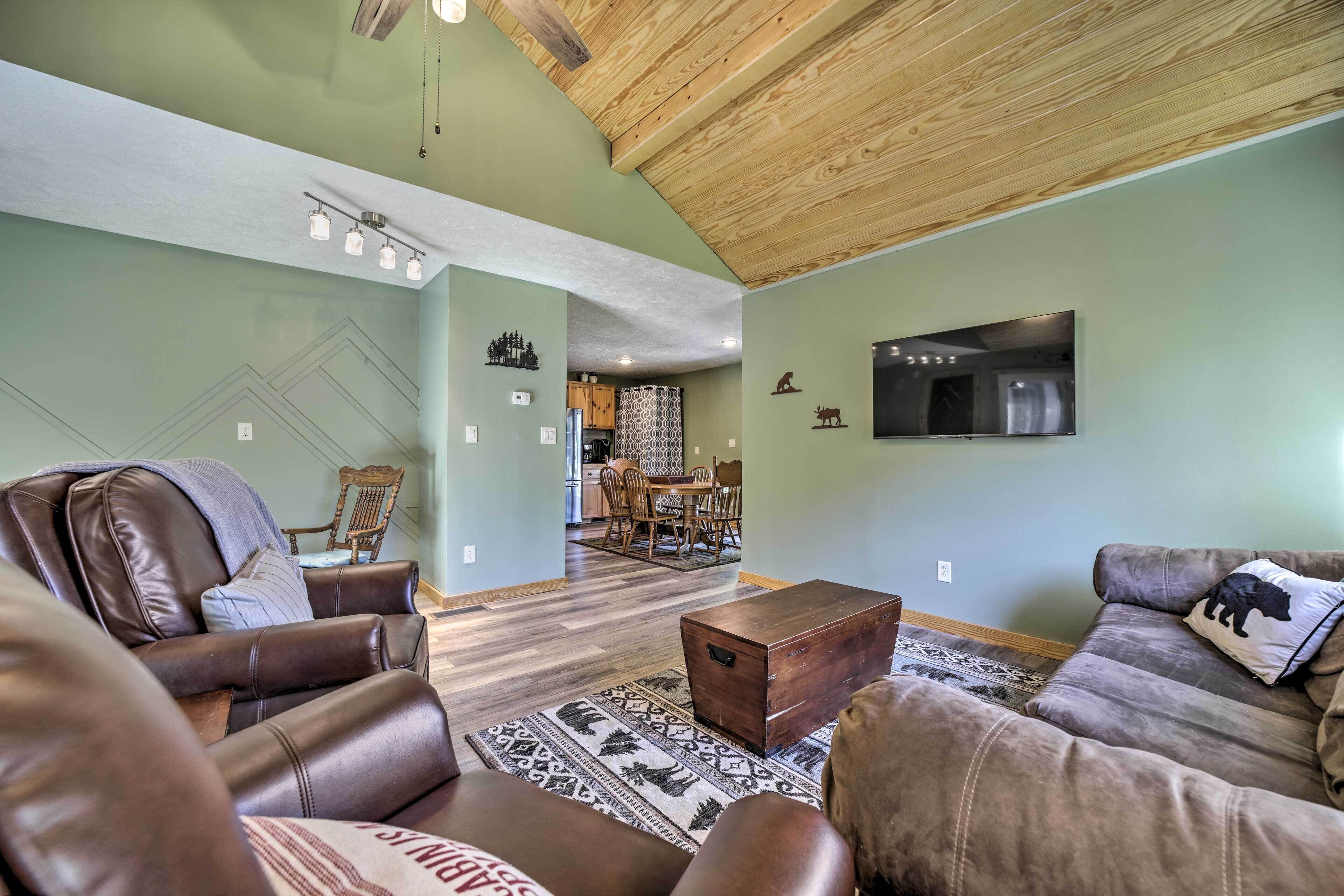 Updated Canton Cabin w/ Decks - Near Hiking!