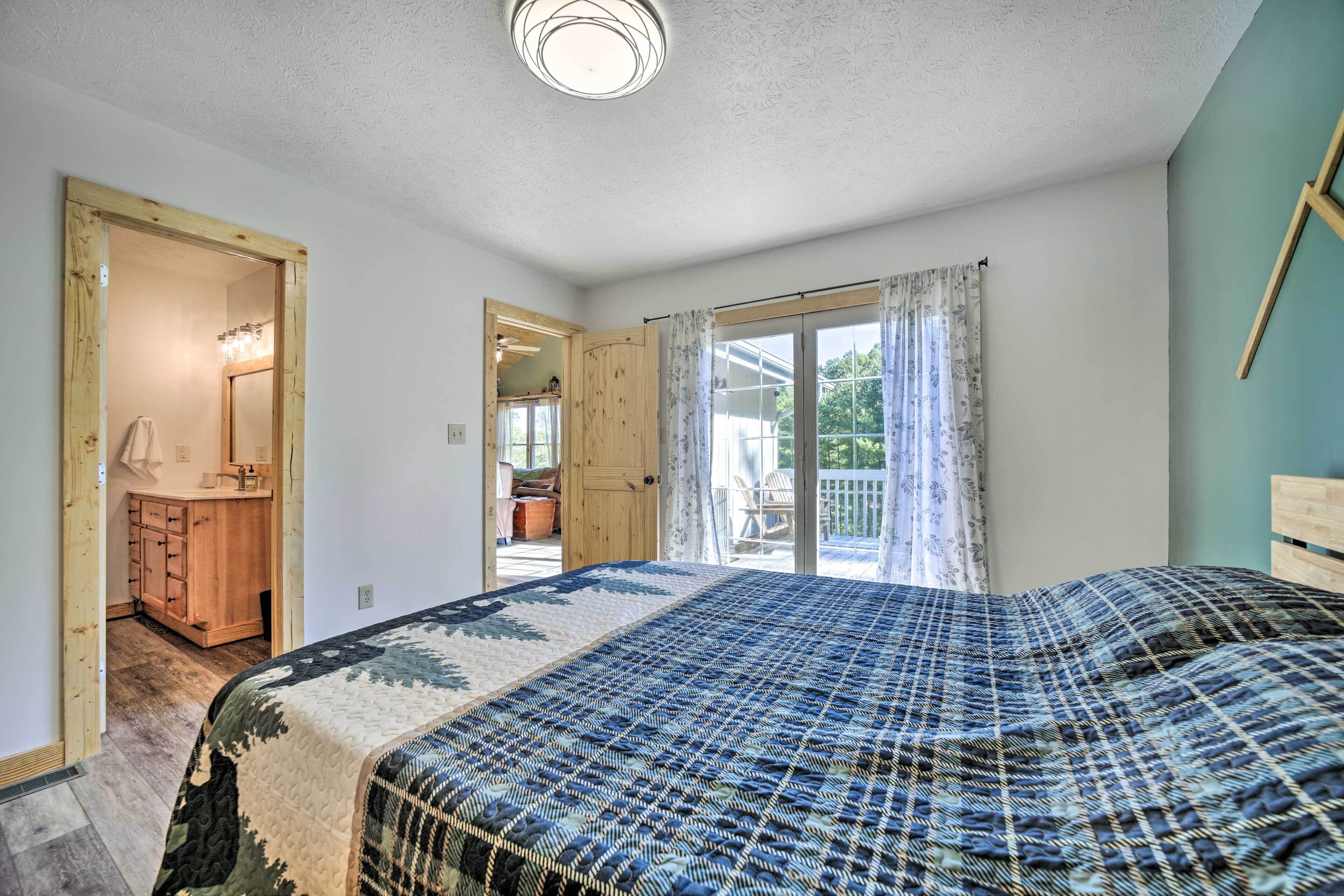 Updated Canton Cabin w/ Decks - Near Hiking!