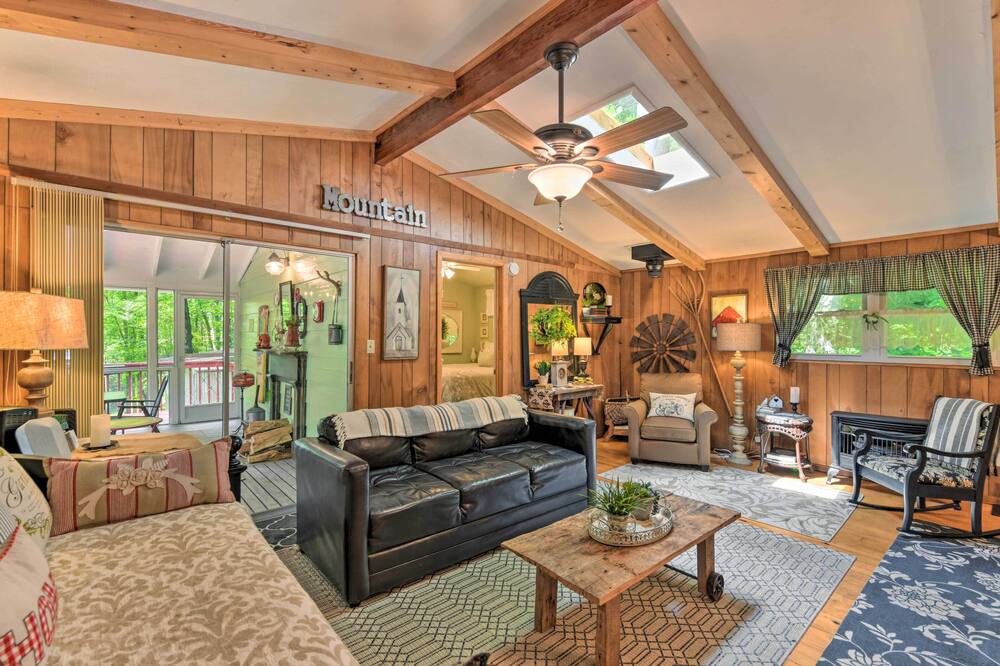 Smoky Mtn Cottage on Creek w/ Lanai & Forest Views - Dillsboro, NC