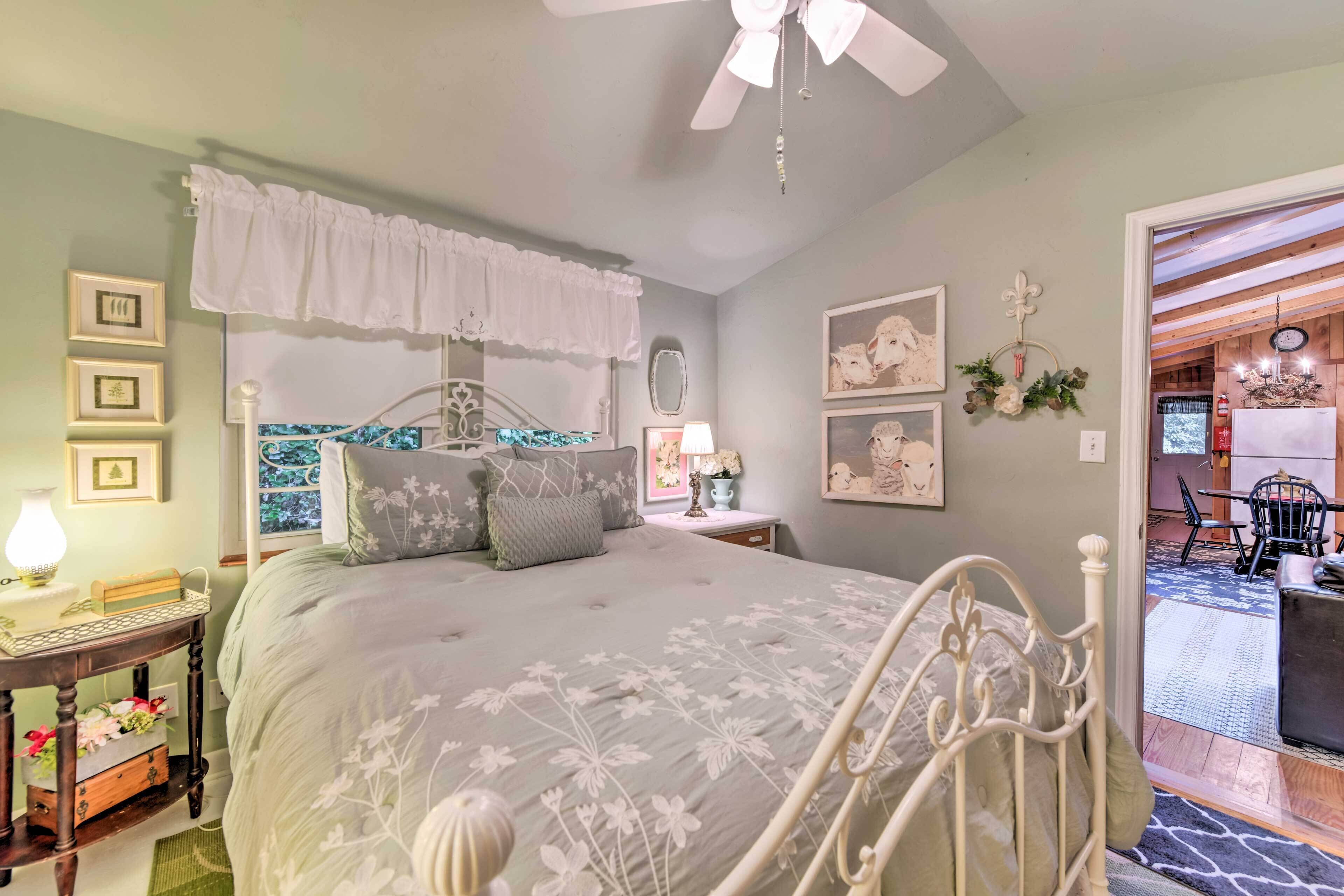 Tranquil Creekside Cottage w/ Deck & Lanai