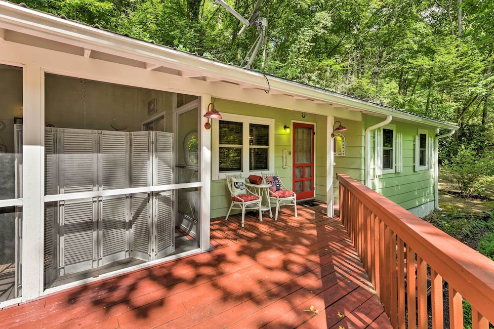 Tranquil Creekside Cottage w/ Deck & Lanai