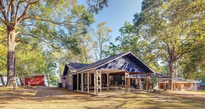 'the Whacky Shack' Family Cabin w/ Fire Pit!