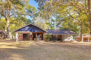A two-story house with a covered porch and a garage. - 'the Whacky Shack' Family Cabin w/ Fire Pit! (Trinity)