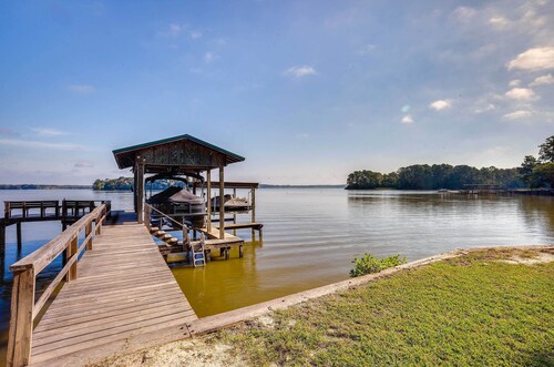 'the Whacky Shack' Family Cabin w/ Fire Pit!