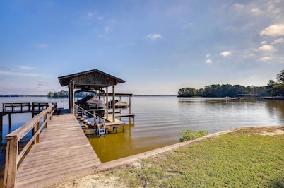 'the Whacky Shack' Family Cabin w/ Fire Pit!