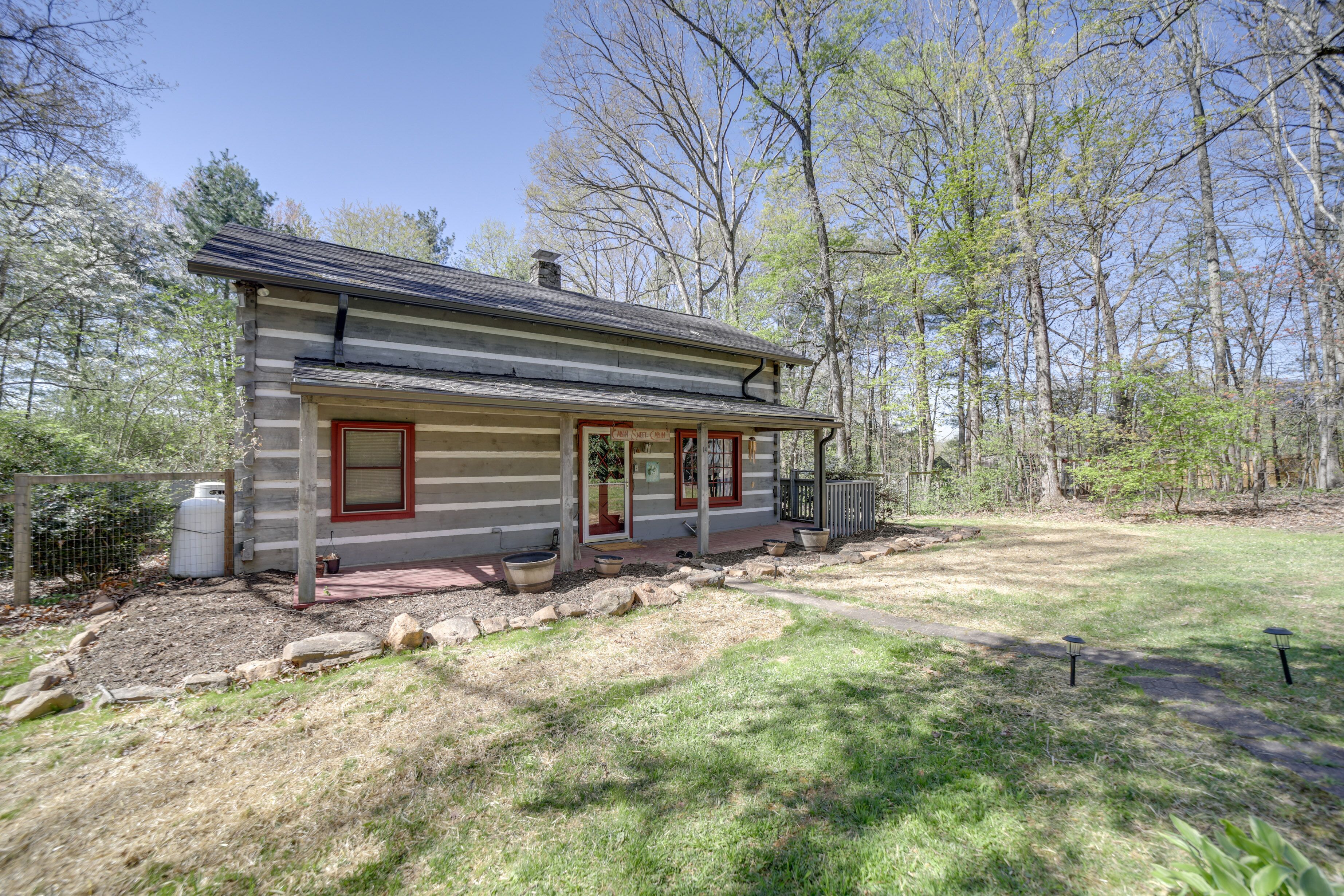 Restored Candler Log Cabin ~ 11 Mi to Asheville!