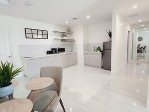 Interior - New in Town! Airport, Beaches, Downtown! (Fort Lauderdale)