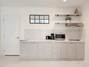 KĂŒhlschrank, Mikrowelle, Herdplatte, Wasserkocher mit Kaffee-/Teezubehör