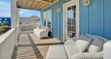 Oak Island Escape w/ Saltwater Pool, Walk to Beach