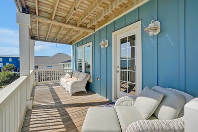 Oak Island Escape w/ Saltwater Pool, Walk to Beach