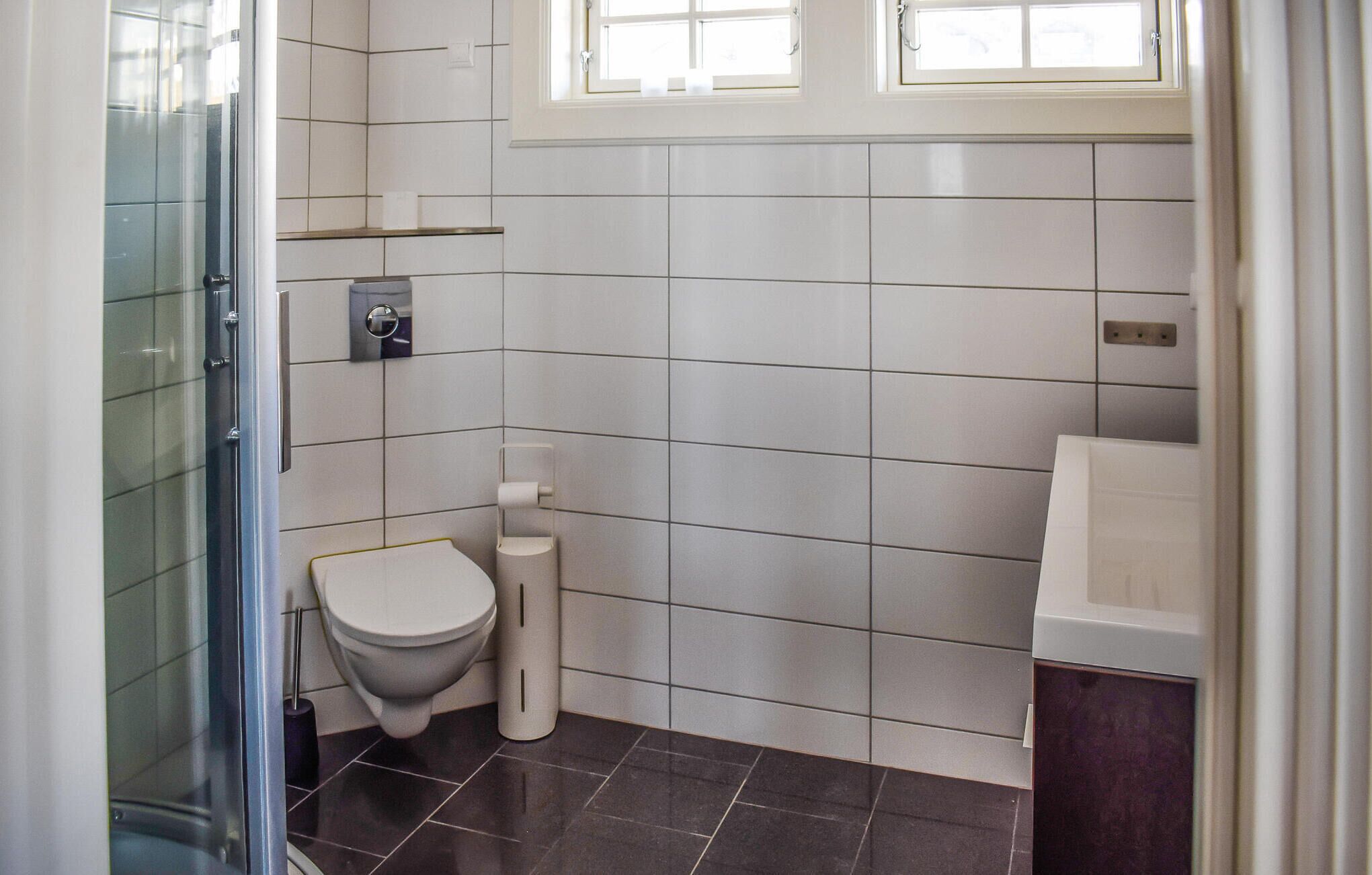 Ein Badezimmer mit Toilette, Bidet und Duschbereich.
