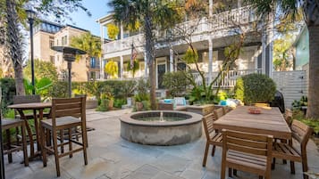 تناول الطعام بالخارج