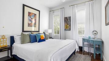 2 عدّة غرف نوم ومكتب ومكواة/لوح كي وسرير سفر