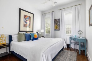 2 slaapkamers, een bureau, een strijkplank/strijkijzer, reisbedje