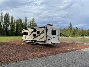 Property grounds - Quiet Country Rimrock Retreat RV (Hayden)