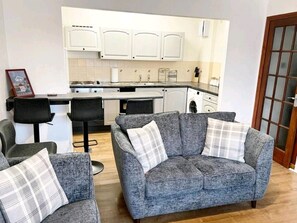 Living area - Lovely 2 bed with free parking (Inverness)