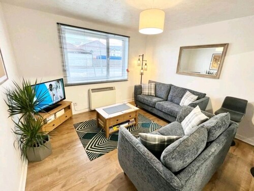 Lovely 2 bed with free parking