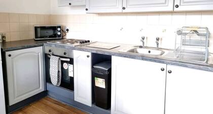 Lovely 2 bed with free parking