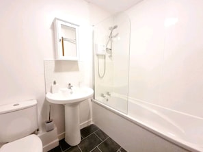 Apartment | Badezimmer | Badewanne, Handtücher