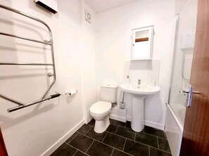 Bathroom - Lovely 2 bed with free parking (Inverness)