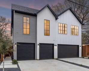 Exterior - Trinity Luxe: 3BR Downtown Gem! By Bishop Arts, Uptown, Arts & Medical District (Dallas)