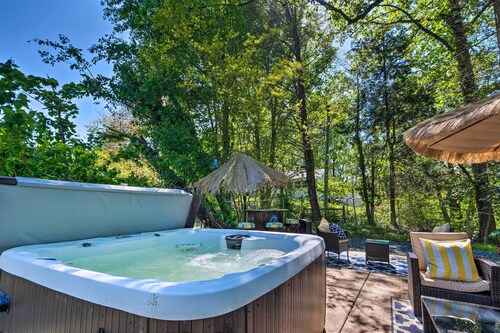 Adorable Beach Cottage w/ Hot Tub & Tropical Bar!