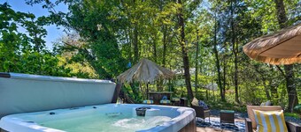 Adorable Beach Cottage w/ Hot Tub & Tropical Bar!