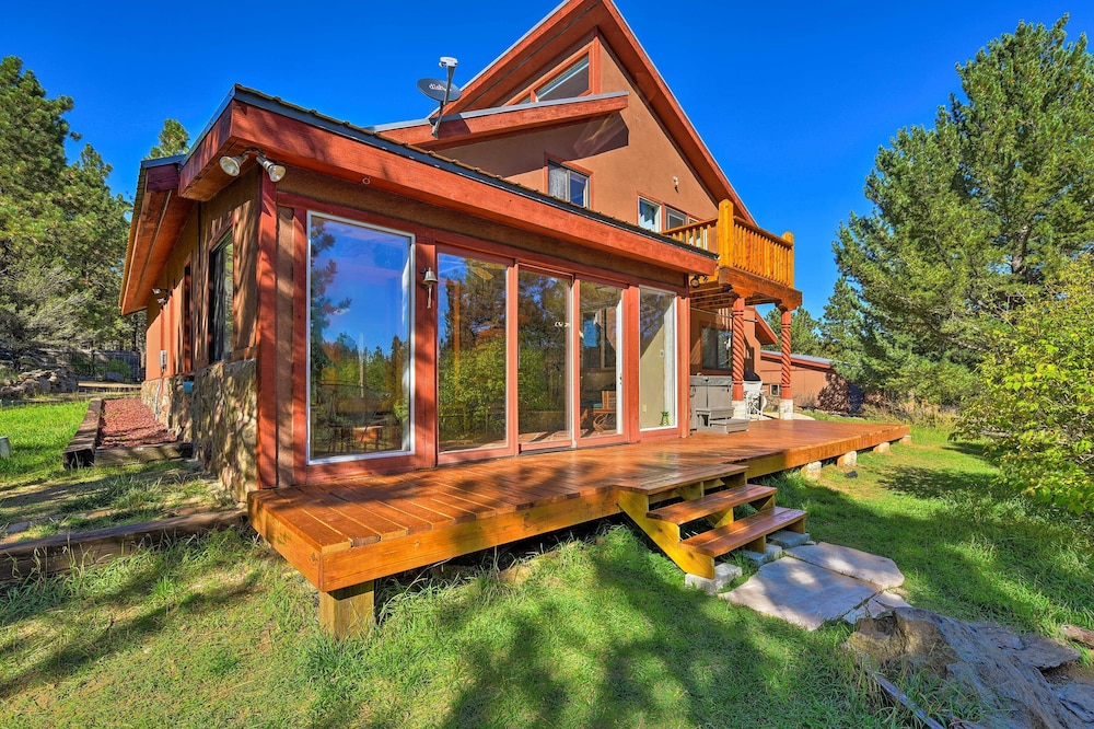 5-acre Angel Fire Mtn Home w/ Hot Tub & Sauna
