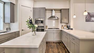House (3 Bedrooms) | Private kitchen | Microwave, oven, stovetop, dishwasher