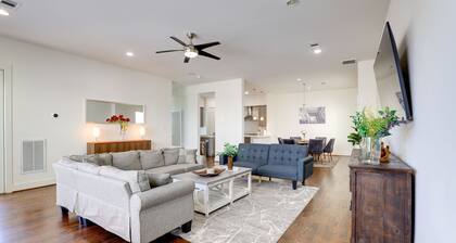 3-story Home Near Museums, Nightlife & Downtown!
