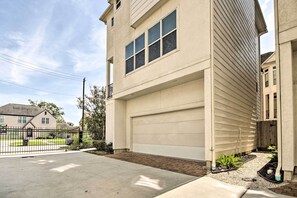 House (3 Bedrooms) | Interior - 3-story Home Near Museums, Nightlife & Downtown! (Houston)