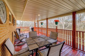 Interior - Bristol Retreat w/ Creek Access: 2 Mi to Dtwn (Bristol)