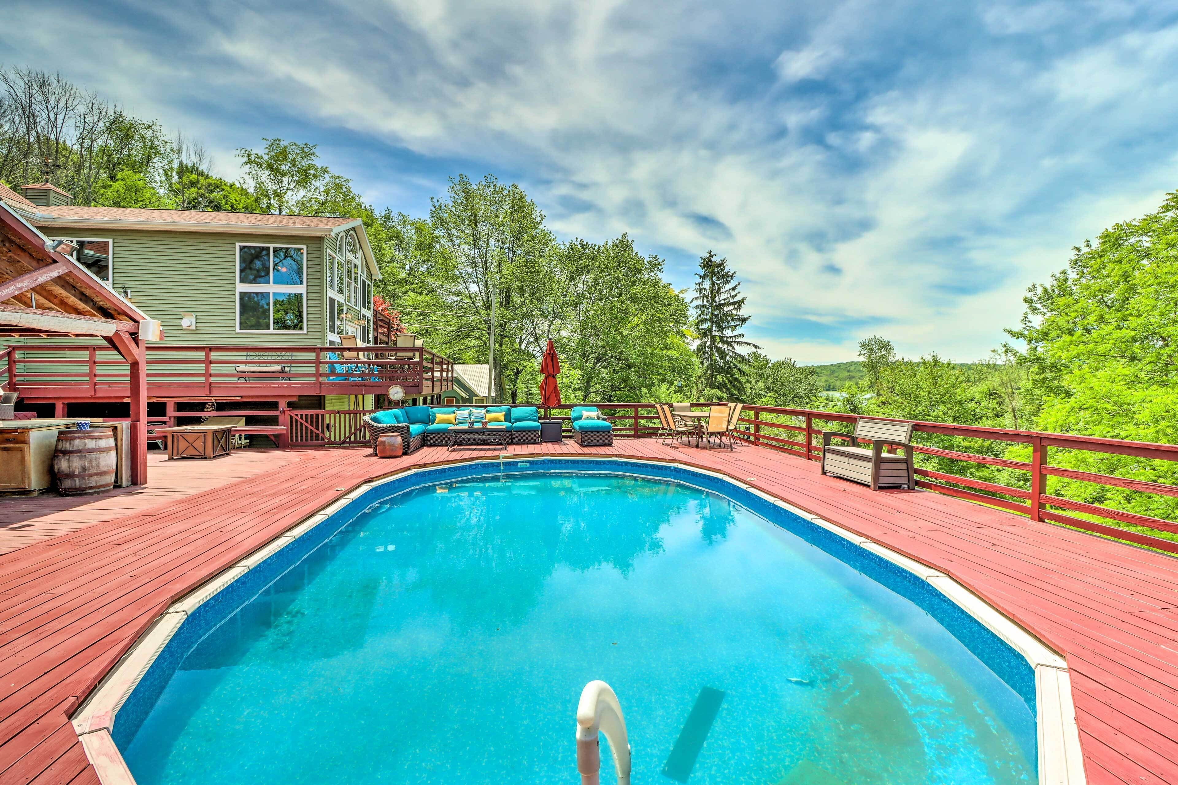 4-season Lake Ariel Home: Swim, Fish & Ski!