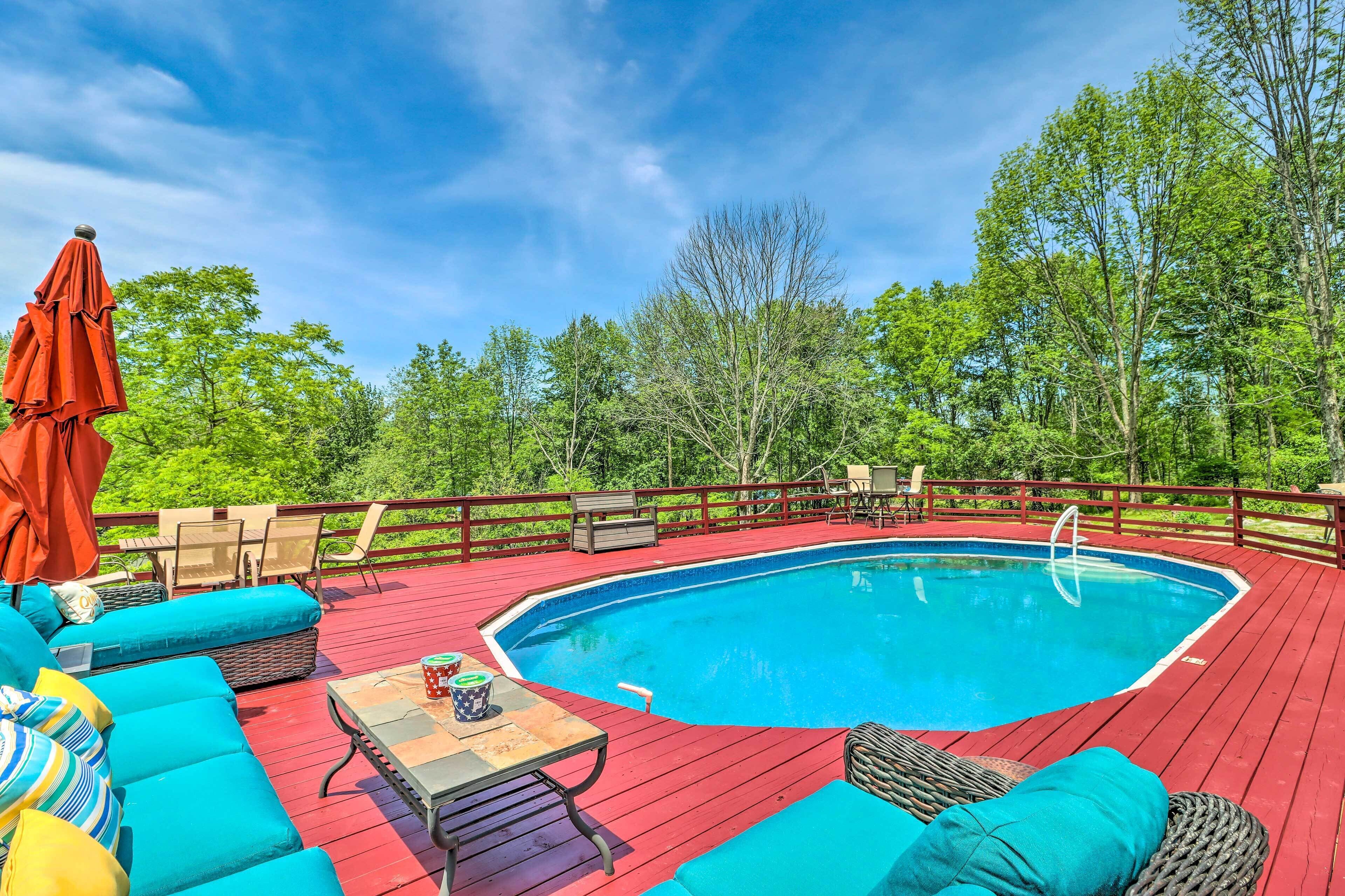 4-season Lake Ariel Home: Swim, Fish & Ski!