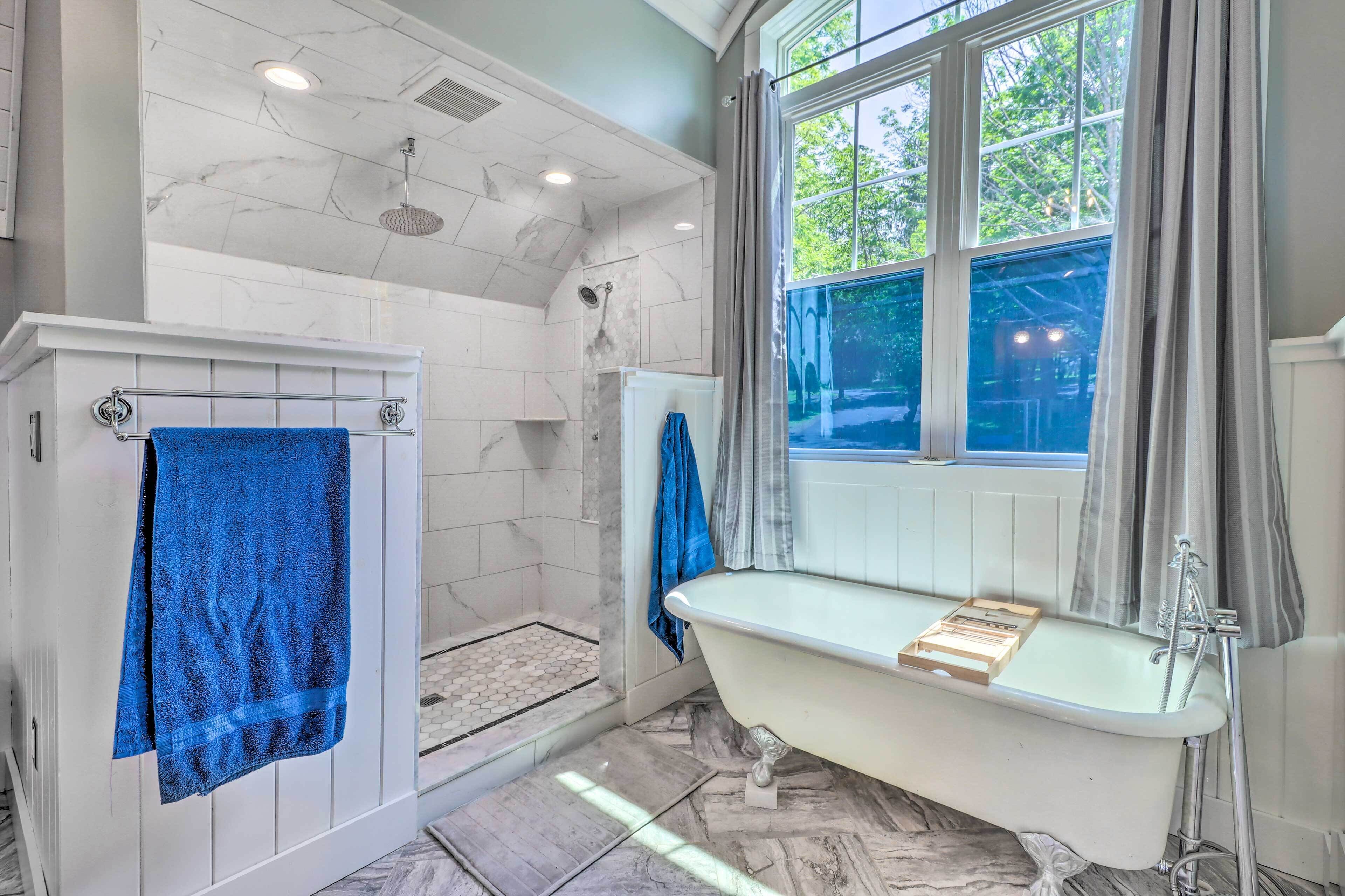 4-season Lake Ariel Home: Swim, Fish & Ski!