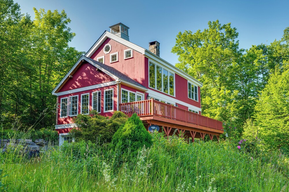 Architect-designed Retreat on 2 Acres w/ Mtn Views