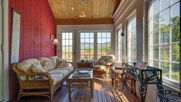 ุงูู
ูุดุฃุฉ ู
ู ุงูุฏุงุฎู