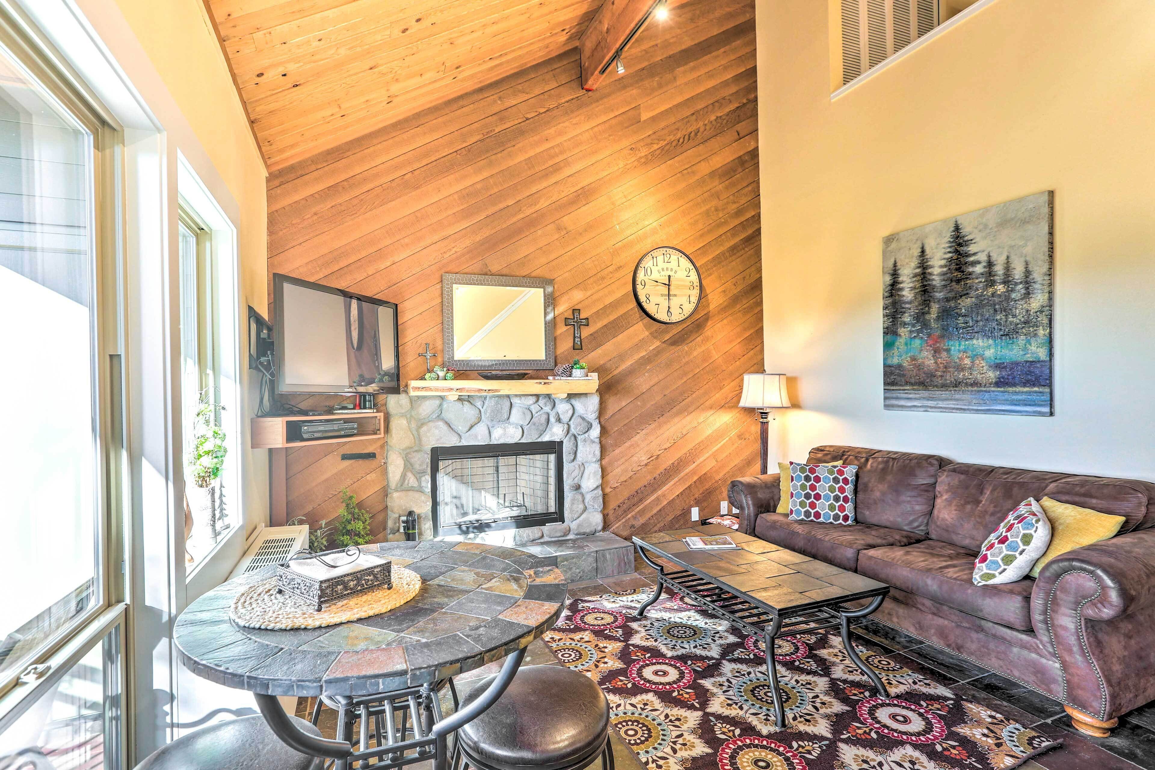 Breathtaking Bend Condo w/ Resort Amenities!