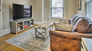 Apartment (1 Bedroom) | Living area - Charming Bloomington Apt w/ Walkable Location (Bloomington)