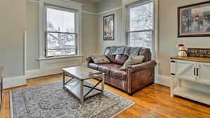 Interior - Charming Bloomington Apt w/ Walkable Location (Bloomington)