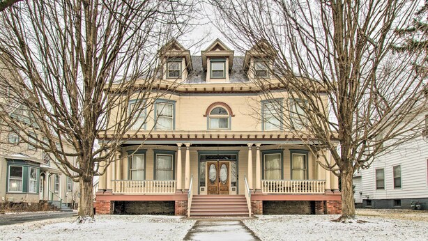 Interior - Charming Bloomington Apt w/ Walkable Location (Bloomington)