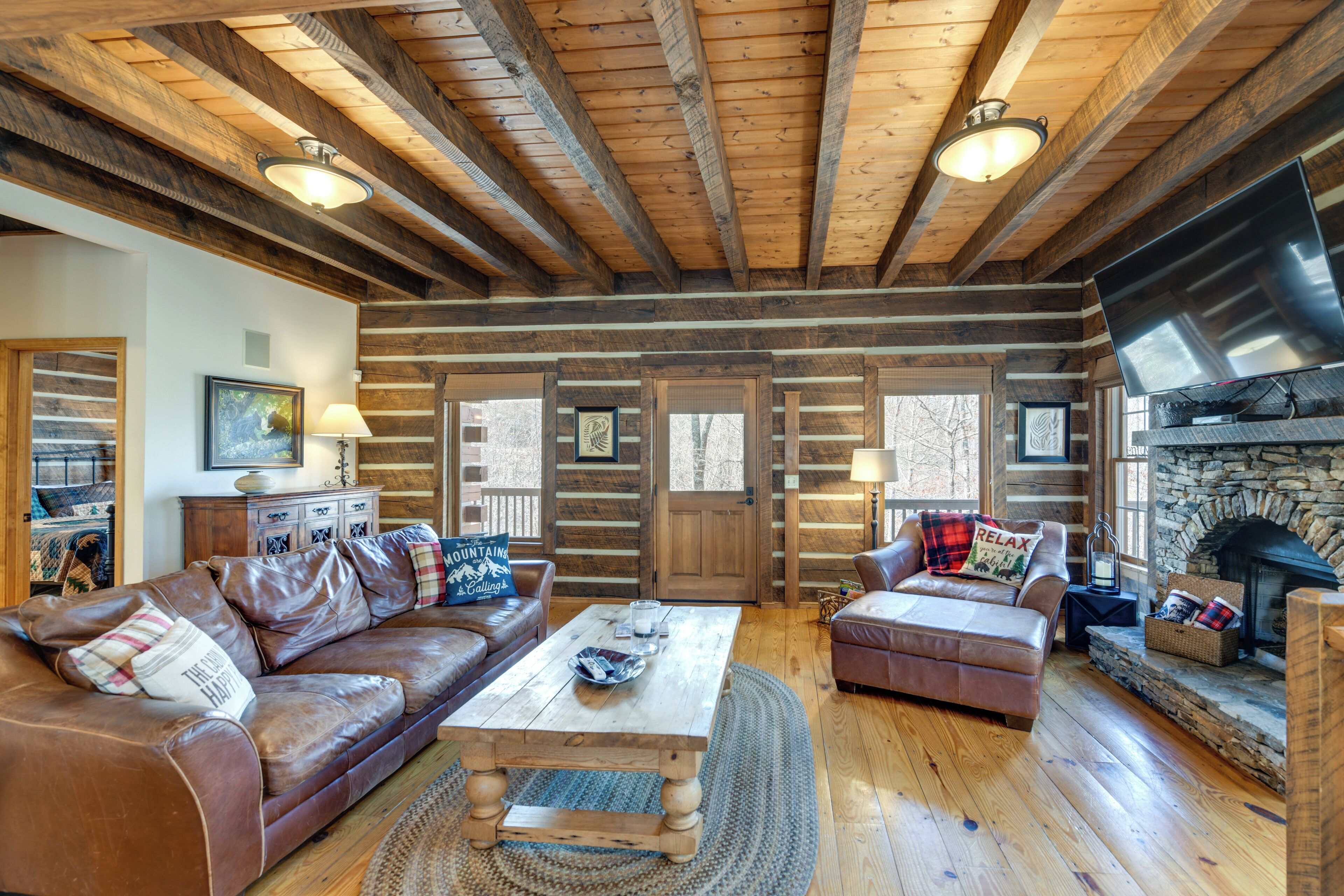 Charming Franklin Cabin w/ Hot Tub & Fire Pit!