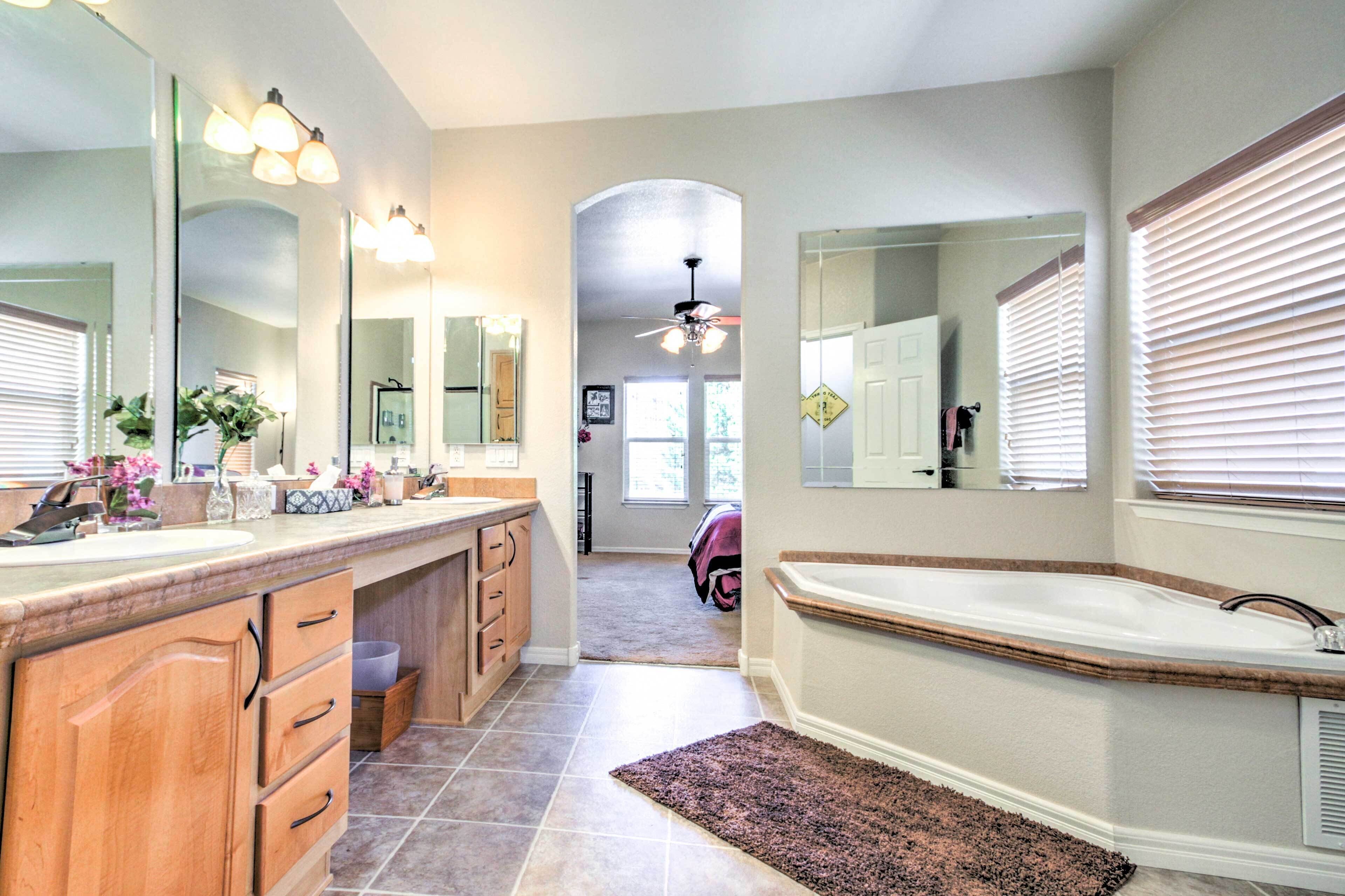 Beautiful Kanab Home w/ Yard - Walk to Restaurants