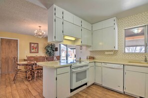 House (5 Bedrooms) | Interior