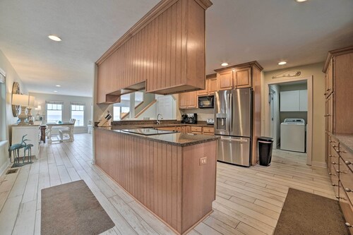 Getaway on Crystal Clear Lake: Main & Guest House!