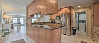 Getaway on Crystal Clear Lake: Main & Guest House!