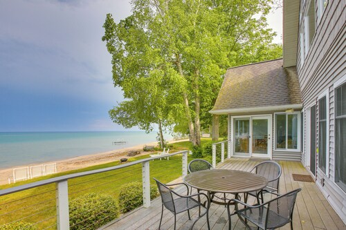 Getaway on Crystal Clear Lake: Main & Guest House!