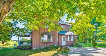 Beautifully Restored Farmhouse in Marshall!