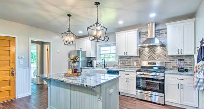 Beautifully Restored Farmhouse in Marshall!