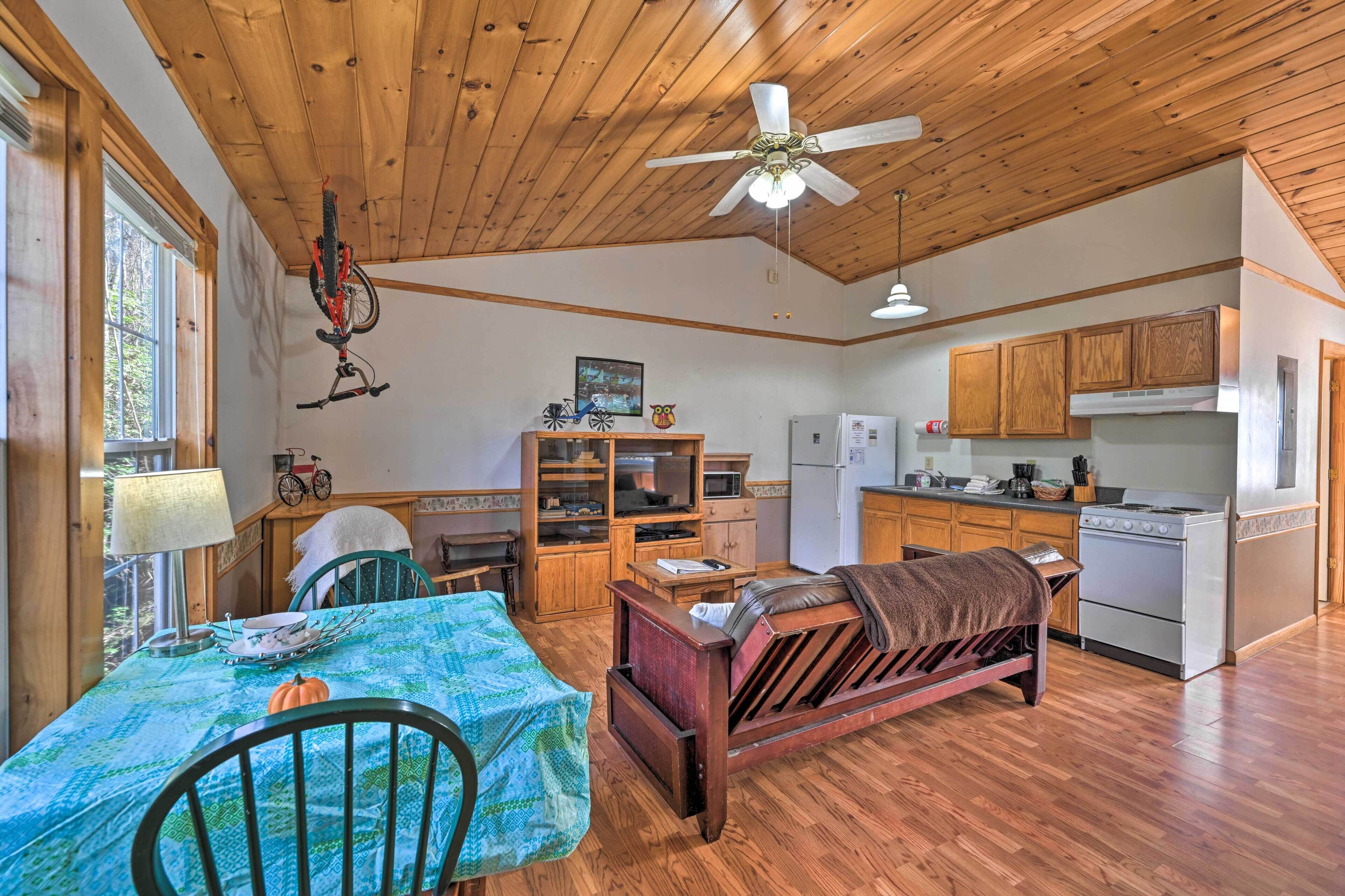 North Carolina Retreat w/ Hot Tub, Deck & Fire Pit